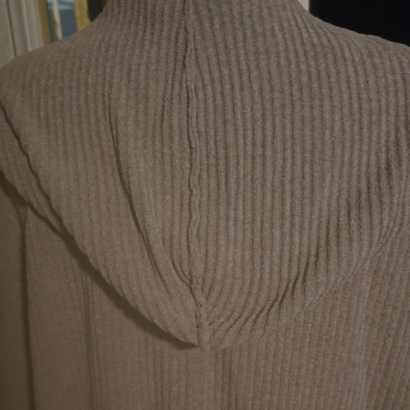 Barefoot Dreams Cozy Gray Cardigan - Picture 4 of 9